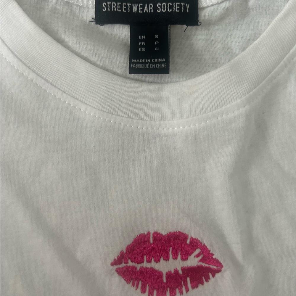 White Crop Top with Pink Lip Print Embroidered - Picture 4 of 5